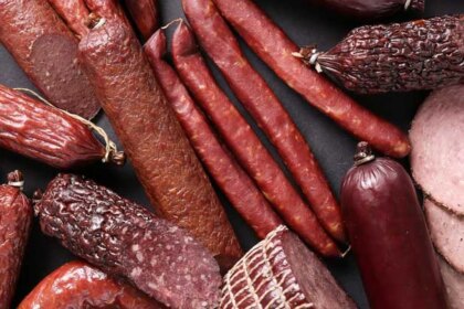 veneno-color-rosa:-el-quimico-invisible-de-los-fiambres-y-por-que-comer-panchos-podria-dar-cancer