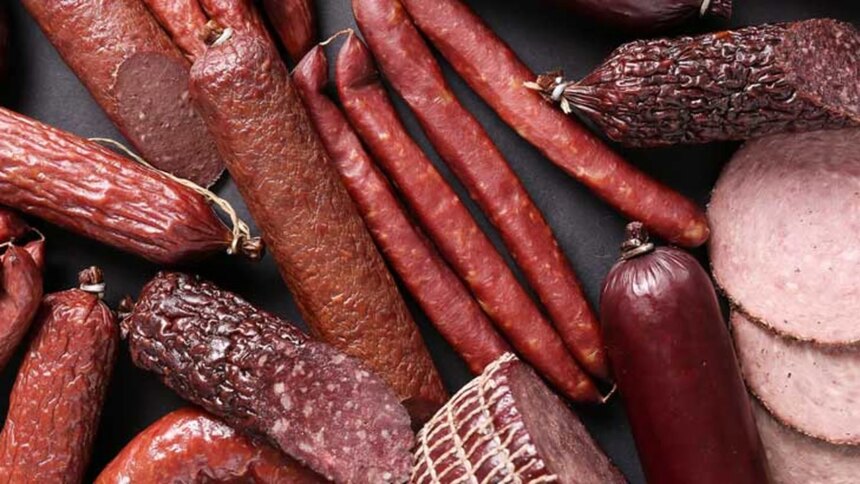 veneno-color-rosa:-el-quimico-invisible-de-los-fiambres-y-por-que-comer-panchos-podria-dar-cancer