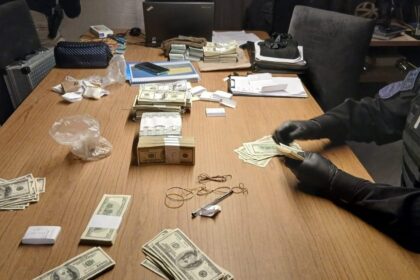 una-valija-con-dolares-y-fajos-termosellados:-asi-allanaron-el-departamento-del-expresidente-de-arsat-en-el-que-tambien-habia-drogas-y-aparatos-para-espiar