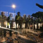 “racismo-contra-los-blancos”:-once-policias-britanicos-heridos-en-una-protesta-por-la-muerte-de-un-joven-de-18-anos