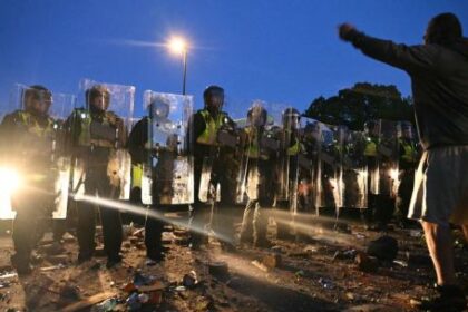 “racismo-contra-los-blancos”:-once-policias-britanicos-heridos-en-una-protesta-por-la-muerte-de-un-joven-de-18-anos