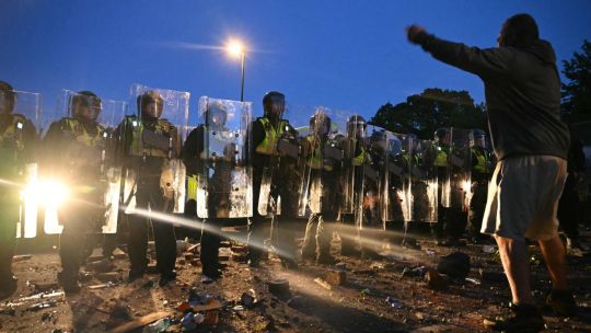 “racismo-contra-los-blancos”:-once-policias-britanicos-heridos-en-una-protesta-por-la-muerte-de-un-joven-de-18-anos