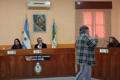 “le-hiciste-asfalto-a-la-casa-de-tu-mama”:-una-vecina-de-chaco-interrumpio-una-sesion-y-lanzo-duras-acusaciones