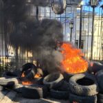 “aca-le-trajimos-para-que-apague-las-velitas”:-la-protesta-docente-con-neumaticos-en-llamas-contra-un-gobernador-el-dia-de-su-cumpleanos