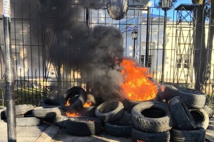 “aca-le-trajimos-para-que-apague-las-velitas”:-la-protesta-docente-con-neumaticos-en-llamas-contra-un-gobernador-el-dia-de-su-cumpleanos