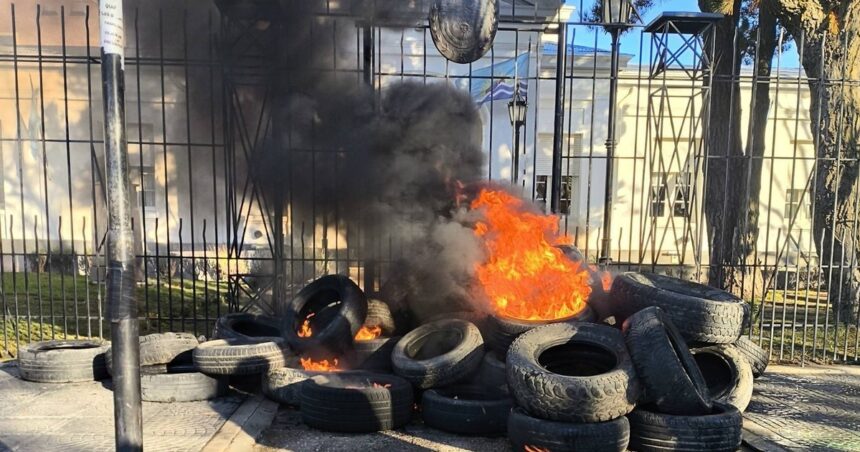 “aca-le-trajimos-para-que-apague-las-velitas”:-la-protesta-docente-con-neumaticos-en-llamas-contra-un-gobernador-el-dia-de-su-cumpleanos