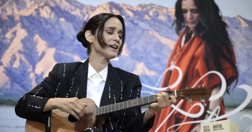 julieta-venegas-debuto-como-escritora:-“la-literatura-exige-mas-tiempo-que-la-musica”