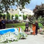 abrazado-por-una-bandera-argentina,-julio-le-parc-fue-sepultado-en-francia-este-viernes