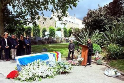 abrazado-por-una-bandera-argentina,-julio-le-parc-fue-sepultado-en-francia-este-viernes