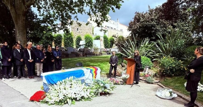 abrazado-por-una-bandera-argentina,-julio-le-parc-fue-sepultado-en-francia-este-viernes