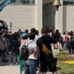 el-bosco-y-florentina-holzinger:-la-rara-coincidencia-detras-de-la-performance-mas-vista-de-venecia