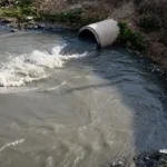 multa-millonaria-a-una-desarrolladora-por-volcar-liquidos-cloacales-en-un-rio-de-salta