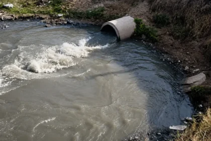 multa-millonaria-a-una-desarrolladora-por-volcar-liquidos-cloacales-en-un-rio-de-salta