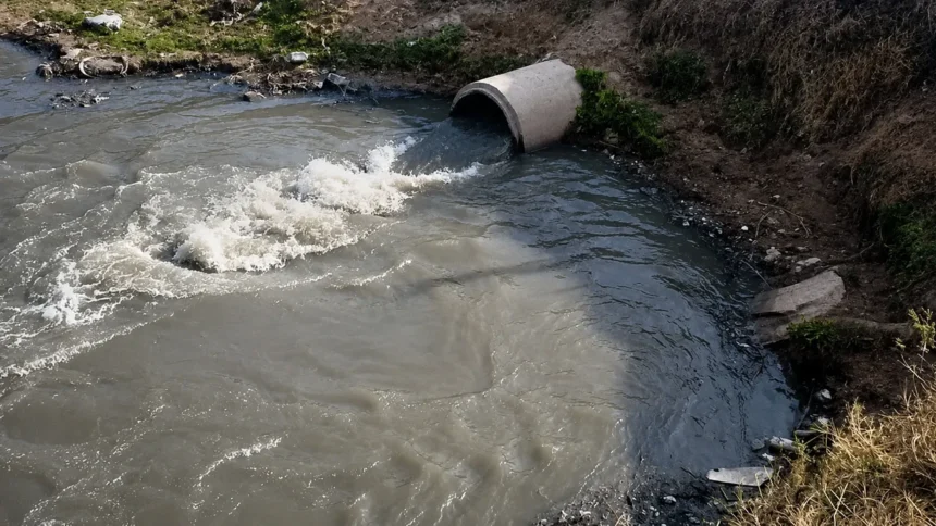 multa-millonaria-a-una-desarrolladora-por-volcar-liquidos-cloacales-en-un-rio-de-salta