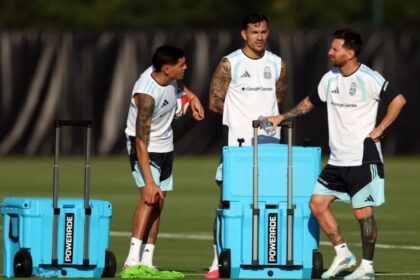 a-11-dias-del-debut-mundialista,-scaloni-revelo-como-evolucionan-messi-y-los-jugadores-de-la-seleccion-con-molestias-fisicas:-“leo-viene-bien”