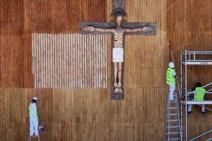 en-espana,-el-papel-debe-encontrar-las-relaciones-apaisees-entre-la-iglesia-catolica-y-el-poder-socialista.