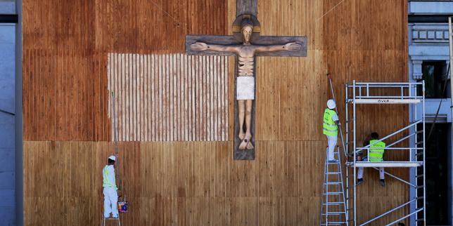 en-espana,-el-papel-debe-encontrar-las-relaciones-apaisees-entre-la-iglesia-catolica-y-el-poder-socialista.
