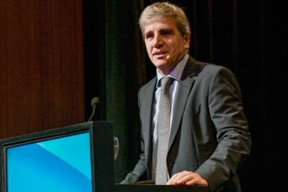 caputo-apunta-contra-gobernadores,-en-medio-de-la-caida-de-indicadores-clave