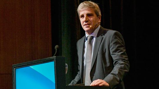 caputo-apunta-contra-gobernadores,-en-medio-de-la-caida-de-indicadores-clave