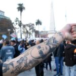 la-muerte-del-indio-solari:-banderazo-en-el-obelisco-y-la-expectativa-por-el-show-de-los-fundamentalistas-en-comodoro