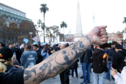 la-muerte-del-indio-solari:-banderazo-en-el-obelisco-y-la-expectativa-por-el-show-de-los-fundamentalistas-en-comodoro