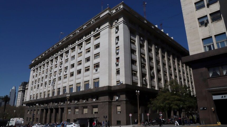 estiman-que-el-gobierno-redujo-la-deuda-flotante-en-mayo-tras-acelerar-pagos-a-proveedores-del-estado