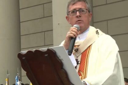 “no-queremos-vivir-en-una-intolerancia-que-nos-divide”:-el-nuevo-llamado-al-dialogo-de-garcia-cuerva-en-plaza-de-mayo