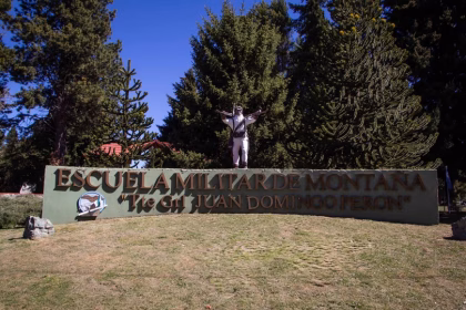 retiran-el-nombre-de-peron-de-la-escuela-militar-de-montana-y-estallo-la-polemica