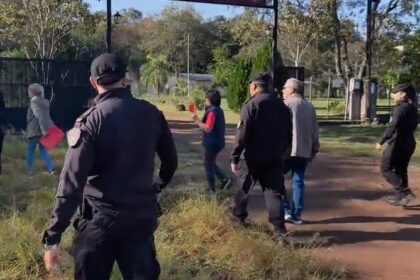desobedecio-a-un-juez,-intento-atacar-a-policias-con-un-machete-y-mordio-a-una-oficial:-fue-detenida-en-garupa
