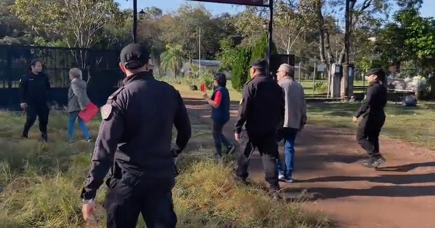 desobedecio-a-un-juez,-intento-atacar-a-policias-con-un-machete-y-mordio-a-una-oficial:-fue-detenida-en-garupa