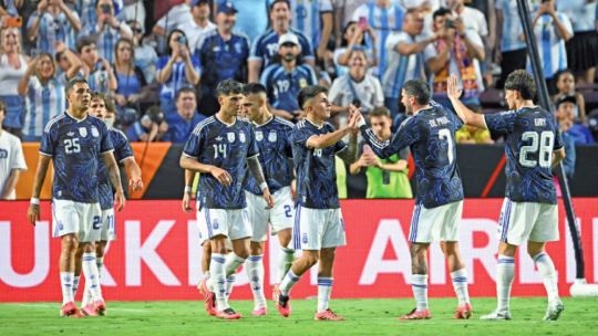 en-un-ensayo-ante-casi-100-mil-personas,-la-seleccion-gano-y-mostro-algunas-ideas