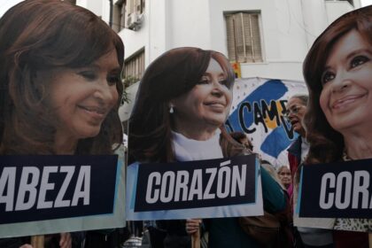 “cada-uno-en-la-suya”:-el-aniversario-de-la-prision-de-cristina-kirchner-expone-las-tensiones-internas-en-el-peronismo
