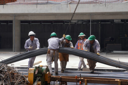 reforma-laboral:-el-gobierno-cita-a-gremios-y-empresas-para-renegociar-mas-de-100-convenios-colectivos