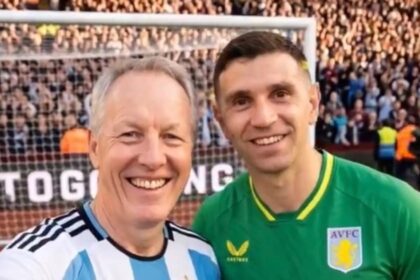 el-embajador-britanico-se-puso-la-camiseta-argentina-para-un-video-previo-al-mundial-y-se-hizo-viral