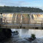video:-se-le-cayo-el-telefono-celular-en-las-cataratas-del-iguazu-y-salto-de-la-pasarela-para-recuperarlo