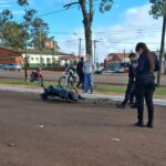 jardin-america:-motociclista-de-19-anos-resulto-herido-tras-chocar-con-un-automovil-en-una-esquina-centrica