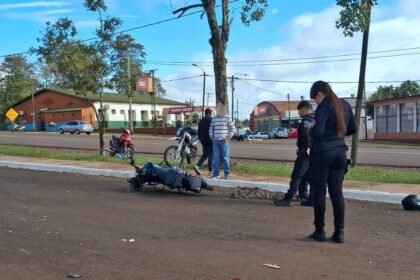 jardin-america:-motociclista-de-19-anos-resulto-herido-tras-chocar-con-un-automovil-en-una-esquina-centrica