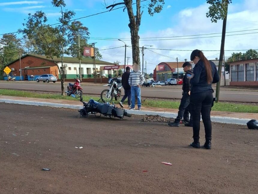 jardin-america:-motociclista-de-19-anos-resulto-herido-tras-chocar-con-un-automovil-en-una-esquina-centrica