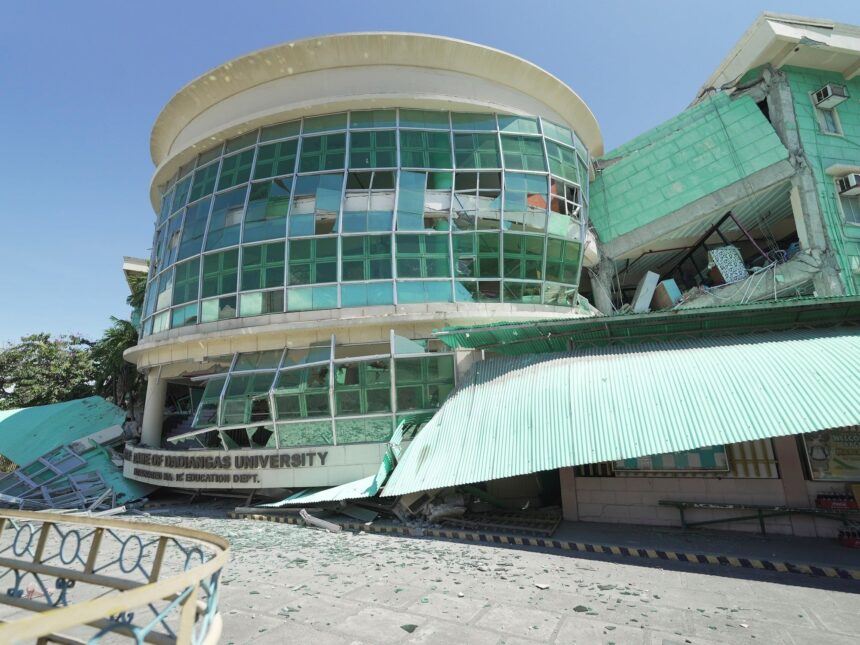mas-de-30-muertos,-derrumbes-masivos-y-alerta-de-tsunami-en-filipinas-tras-un-violento-terremoto-de-magnitud-7,8