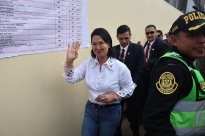fujimori-toma-ligera-ventaja-en-renida-segunda-vuelta-en-peru