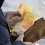 el-salario-minimo-acumula-diez-meses-de-caida-real-y-se-encuentra-en-uno-de-los-niveles-mas-bajos-de-las-ultimas-tres-decadas