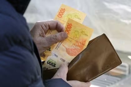 el-salario-minimo-acumula-diez-meses-de-caida-real-y-se-encuentra-en-uno-de-los-niveles-mas-bajos-de-las-ultimas-tres-decadas
