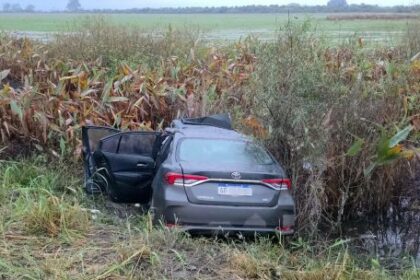 chaquenos-accidentados-en-corrientes:-investigan-el-origen-de-$183-millones-hallados-dentro-del-auto