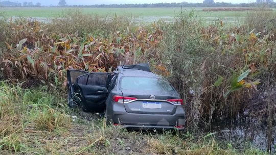 chaquenos-accidentados-en-corrientes:-investigan-el-origen-de-$183-millones-hallados-dentro-del-auto
