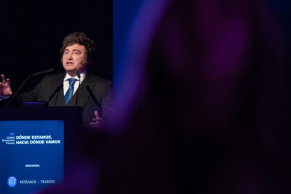 javier-milei-y-sus-medidas,-en-vivo:-el-presidente-da-una-nueva-senal-de-alineamiento-con-israel-al-recibir-a-un-exmilitar-que-fue-rehen-en-la-franja-de-gaza