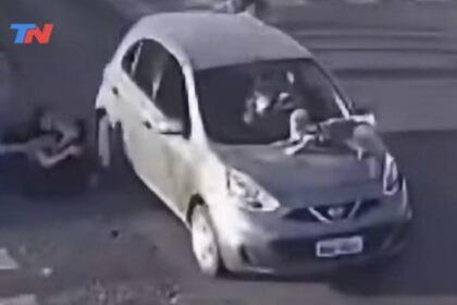 bebe-quedo-atrapado-en-el-capot-de-un-auto-y-fue-arrastrado-varias-cuadras.