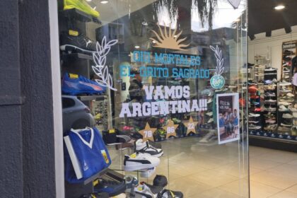 la-fiebre-mundialista-invade-posadas:-comercios-se-tinen-de-celeste-y-blanco-y-lanzan-promociones,-combos-y-propuestas-especiales