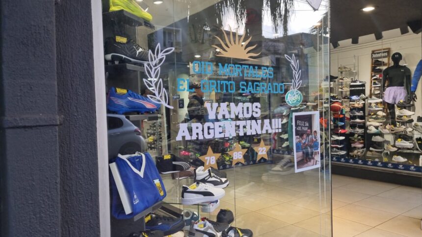 la-fiebre-mundialista-invade-posadas:-comercios-se-tinen-de-celeste-y-blanco-y-lanzan-promociones,-combos-y-propuestas-especiales