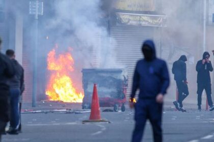 belfast:-les-images-des-incendies-declenches-par-des-manifestants-anti-inmigres-aulendemain-dune-attaque-aucouteau