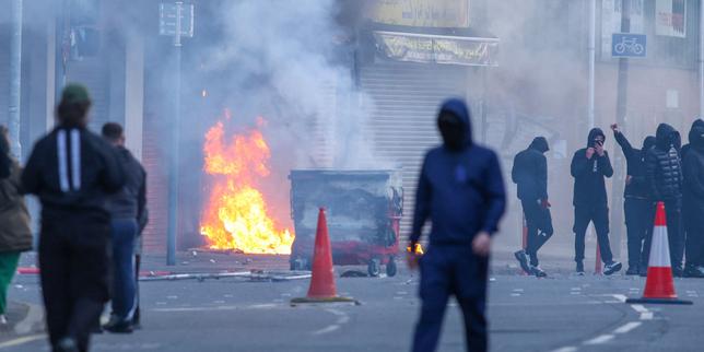 belfast:-les-images-des-incendies-declenches-par-des-manifestants-anti-inmigres-aulendemain-dune-attaque-aucouteau